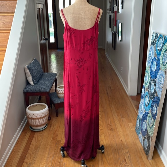 Elegant Red Floral Ombré Dress with Sheer Overlay - Picture 4 of 4